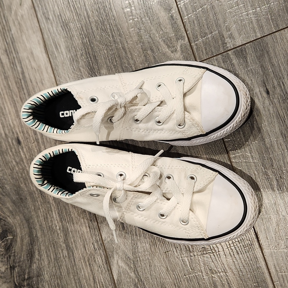 EUC Converse All Star Junior Girls sz 2 Sneakers